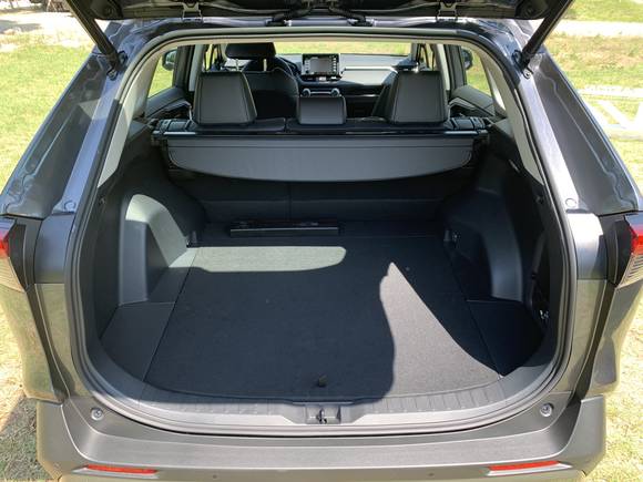 뉴 제너레이션 RAV4는 하이브리드 배터리 위치를 리어시트 하단으로 했고, 구조개선을 통해 이전 세대와 비교해 더욱 넓은 트렁크 공간을 확보했다. = 노병우 기자