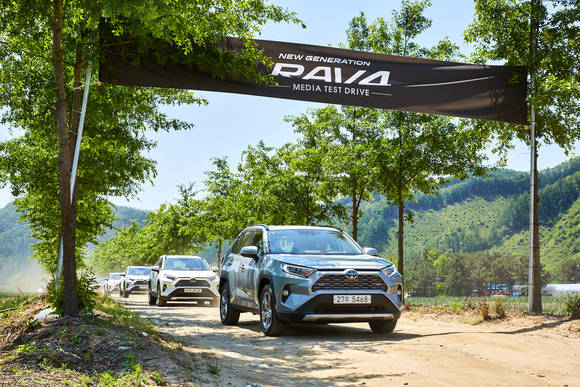 TNGA 플랫폼으로 무게중심 강화 및 RAV4만의 개성을 강화했다. ⓒ 토요타 코리아