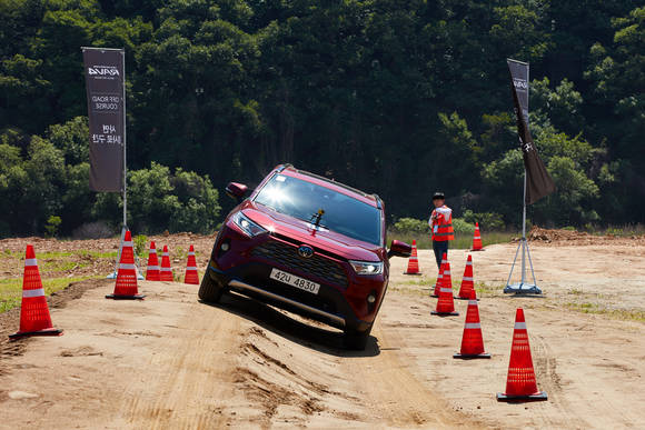 한층 강력해진 E-Four 시스템을 통해 뛰어난 주행성능과 안정성을 확보했다. ⓒ 토요타 코리아