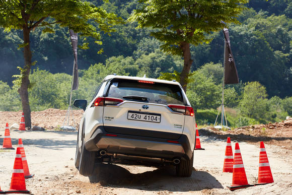 AWD 통합 제어 시스템으로 온로드 주행 시에는 탁월한 핸들링과 안정성을 발휘하고, 오프로드 주행 시에는 트레일 모드 기능을 통해 안전한 험로 주파가 가능하다. ⓒ 토요타 코리아