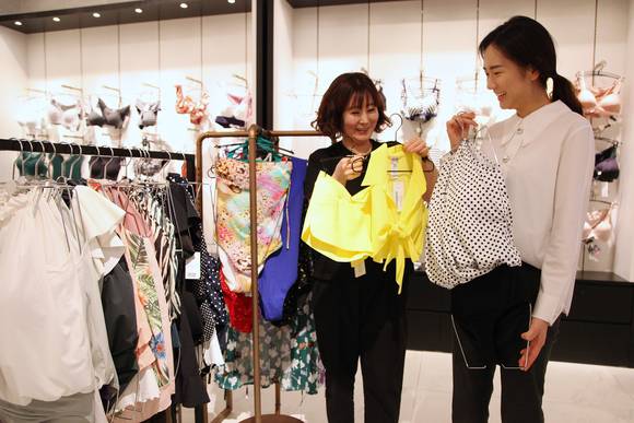 신세계 센텀시티 4층 ‘엘라코닉’에서는 물결 모양 주름, 땡땡이, 꽃무늬 등 예전에 유행했던 복고 스타일의 수영복을 내놓아 고객들의 시선을 끌고 있다. ⓒ 신세계 센텀시티