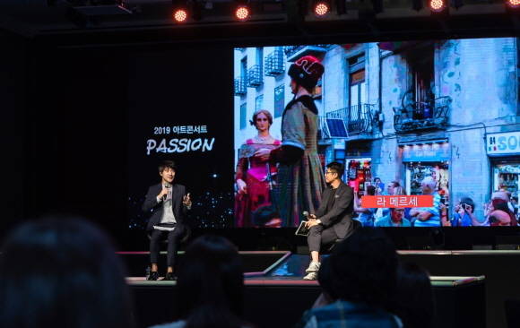 오렌지라이프가 지난 1일 개최한 VIP 고객 대상 '2019 Art Concert Passion'에서 김태훈 팝칼럼니스트와 태원준 여행작가가 음악·음식 등 스페인의 문화예술을 소개하고 있다. ⓒ 오렌지라이프