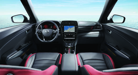 인테리어 디자인은 신차 수준의 혁신적 변화를 통해 첨단기술의 편리함과 유니크함을 동시에 느낄 수 있게 했다. ⓒ 쌍용자동차