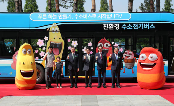 문재인 대통령이 5일 창원컨벤션센터 인근에서 수소 버스 제막식에 참석하고 있다. 수소 버스에는 국내 애니메이션 '라바'의 캐릭터가 그려져 있다. ⓒ 연합뉴스