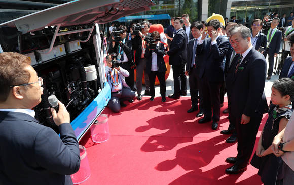 문재인 대통령이 5일 창원컨벤션센터 인근에서 수소버스 제막식 후 현대자동차 이윤규 상무로부터 동력장치에 대한 설명을 듣고 있다. ⓒ 연합뉴스