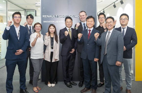 르노삼성 도미닉 시뇨라 사장, 권상순 연구소장이 스타트업 기업들과 신기술 공동개발을 진행 중인 오픈 이노베이션 랩 코리아 알파팀과 기념촬영을 하고 있다. ⓒ 르노삼성자동차
