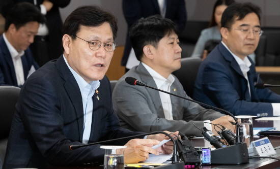 최종구 금융위원장이 11일 서울 종로구 정부서울청사 금융위원회에서 열린 '금융그룹 최고경영자(CEO)·전문가 간담회'에서 모두발언을 하고 있다. Ⓒ 금융위