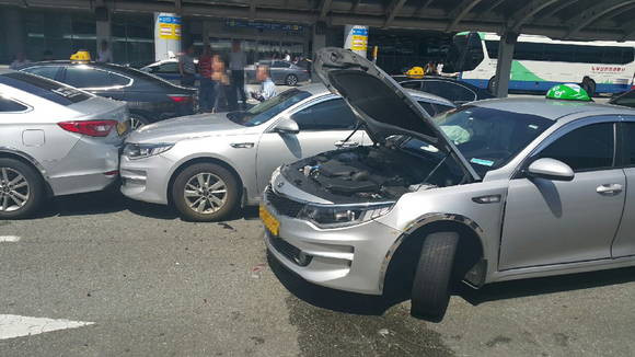 13일 김해공항서 70대 택시기사가 몰던 차량이 정차중이던 5대 택시를 들이 받고 멈춰 섰다. ⓒ 부산경찰청