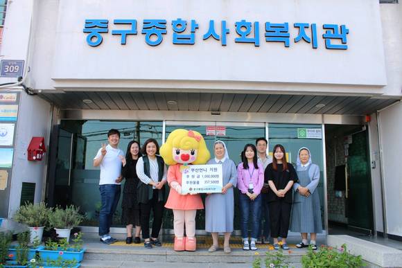 코스웬콘텐츠 '부산언니'와 중구종합사회복지관 기부금 전달식 모습. ⓒ 코스웬콘텐츠(주)