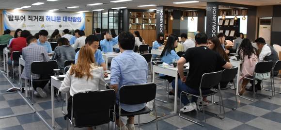 허니문여행사 팜투어 컨설턴트가 박람회에 참여한 예비신혼부부들을 상대로 1대1 맞춤형 상담을 진행하고 있다. ⓒ 팜투어