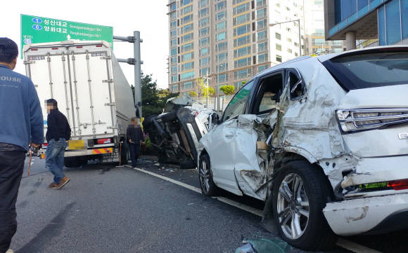 삼성화재 부설 삼성교통안전문화연구소에 따르면, 지난해 국내에서 일어난 교통사고는 총 21만7148건이었으며, 이로 인한 사망자는 3781명이었다. ⓒ 연합뉴스