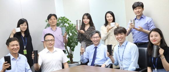 민기식 DGB생명 대표이사(중앙 하단)와 임직원들이 캠페인 참여 후 기념사진을 촬영하고 있다. ⓒ DGB생명
