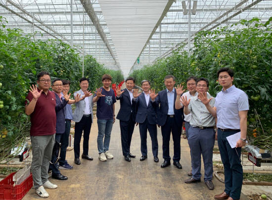 18일 전북 김제시에 위치한 하랑농장에서 정용석 부행장과 간담회 참석자들이 기념사진을 촬영하고 있다. 사진 좌측 다섯 번째 허정수 하랑농장 대표, 일곱 번째 정용석 부행장, 여덟 번째 김장근 전북영업본부장. Ⓒ NH농협은행