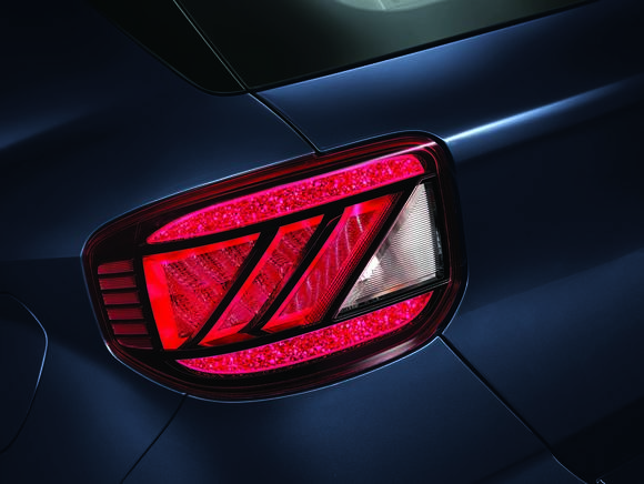 후미등은 각도에 따라 다양한 패턴으로 반짝거리는 렌티큘러 렌즈가 세계 최초로 적용됐다. ⓒ 현대자동차