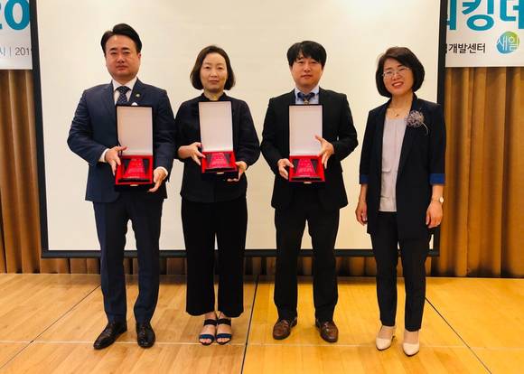 부산 대동병원이 사단법인 한국여성노동자회 동래여성인력개발센터로부터 여성이 일하기 좋은 일터를 만드는데 기여한 공로로 감사패를 받았다. ⓒ 대동병원