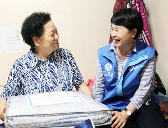 신한생명은 '사랑 나누고 행복 더하기' 봉사활동을 지난 2013년부터 매년 2회씩 신한생명 소속 설계사를 중심으로 진행하고 있다. ⓒ 신한생명