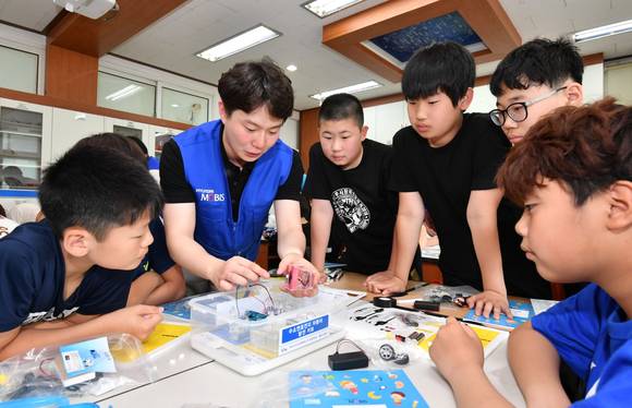 충주 대소원초등학교에서 수소전기차 키트를 활용한 현대모비스 주니어공학교실이 진행되고 있다. ⓒ 현대모비스