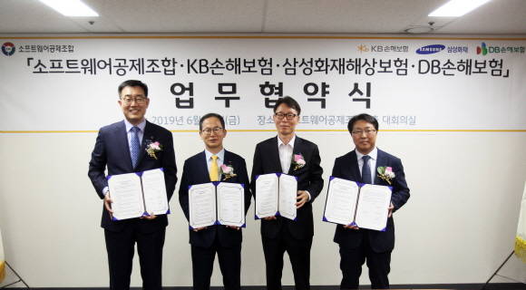KB손보는 지난 21일 양종희 KB손해보험 대표이사 사장(좌측 두번째), 임차식 소프트웨어공제조합 부이사장(좌측 세번째)과 참여사인 삼성화재, DB손해보험 등 관련 임직원들이 참석한 가운데 소프트웨어공제조합과 개인정보보호배상책임보험 손해공제 사업을 위한 업무제휴 협약을 체결했다. ⓒ KB손해보험