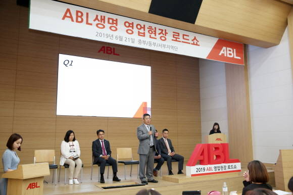 시예저치앙 ABL생명 사장이 21일 서울 여의도 ABL생명 본사에서 열린 'ABL 영업현장 로드쇼'에 참석해 FC들의 질의에 답변하고 있다. ⓒ ABL생명
