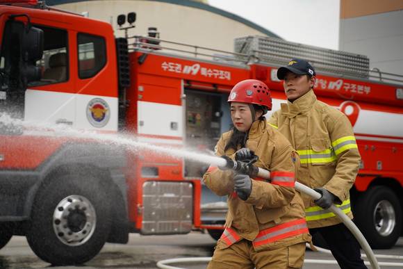 티웨이항공 신입 객실승무원들이 전문적인 기내 안전 업무를 수행하기 위한 소방훈련을 실시하고 있다. ⓒ 티웨이항공