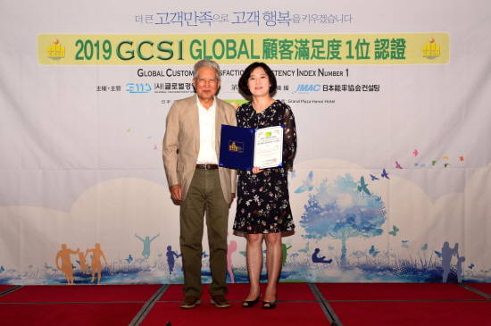 20일 베트남 하노이 소재 그랜드 플라자 호텔에서 열린 '2019 글로벌고객만족도' 시상식에서 박현주 신한은행 소비자보호본부 본부장(오른쪽)과 배순훈 글로벌 경영협회 회장이 기념촬영하고 있는 모습. Ⓒ 신한은행