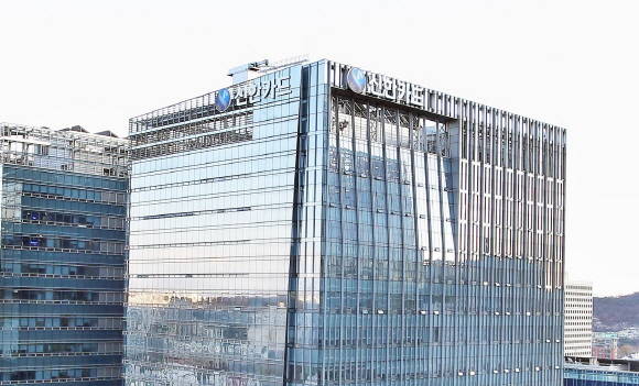 신한카드가 친환경 금융서비스 및 녹색경영 활동을 통해 ISO 14001을 획득했다. 사진은 신한카드 을지로 사옥 전경 ⓒ 신한카드