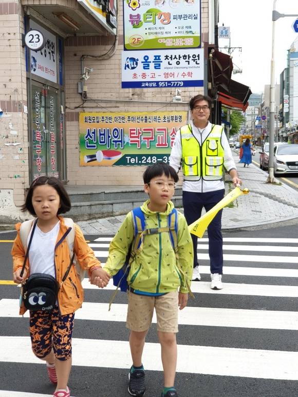 자유한국당 울주군 당원협의회(위원장 서범수)는 지난 28일 울산광역시 울주군 소재 구영·범서·호연초등학교 등 3개 학교 각 학교 녹색어머니회와 공동으로 등굣길 교통안전지도 활동을 벌였다. ⓒ 자유한국당 울주군당원협의회