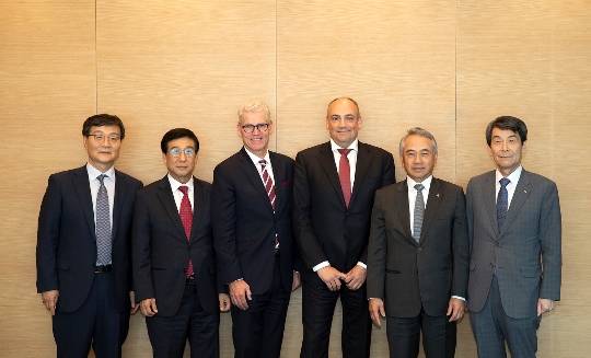 왼쪽부터 황호선 해양진흥공사 사장, 배재훈 현대상선 사장, Jeremy Nixon ONE 사장, Rolf Habben Jansen 하파그-로이드 사장, Bronson Hsieh 양밍 회장 겸 사장, 이동걸 산업은행 회장. ⓒ 현대상선