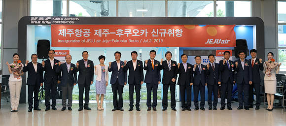 왼쪽에서 2번째부터 이연진 제주항공 제주본사운영실장, 김남진 제주특별자치도관광협회 상근이사, 강태홍 ATS 대표이사, 이승규 제주세관장, 이미애 한국공항공사 항공사업본부장, 김희현 제주특별자치도의회 부의장, 안동우 제주특별자치도 정무부지사, 이석주 제주항공 대표이사, 기타 리츠오 주제주일본국총영사, 장만희 제주지방항공청장, 박홍배 제주관광공사 사장, 신상원 제주출입국·외국인청 심사과장, 김세균 제주항공 제주지점장, 양기철 제주특별자치도 관광국장, 이철행 제주항공 대외협력본부장. ⓒ 제주항공