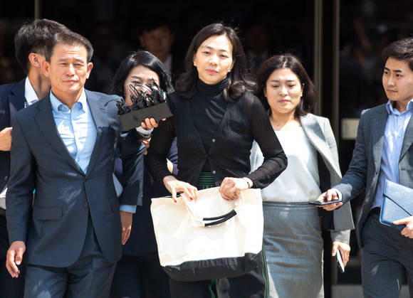 필리핀 가사도우미를 불법 고용한 혐의로 기소된 조현아 전 대한항공 부사장이 서울 서초구 서울중앙지법에서 열린 선고공판에 출석한 뒤 법정을 나서고 있는 모습. ⓒ 연합뉴스