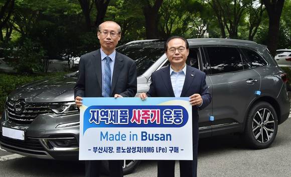 오 시장은 3일 오전 시청 야외주차장에서 큐엠6 차량을 직접 인수했다. ⓒ 부산시