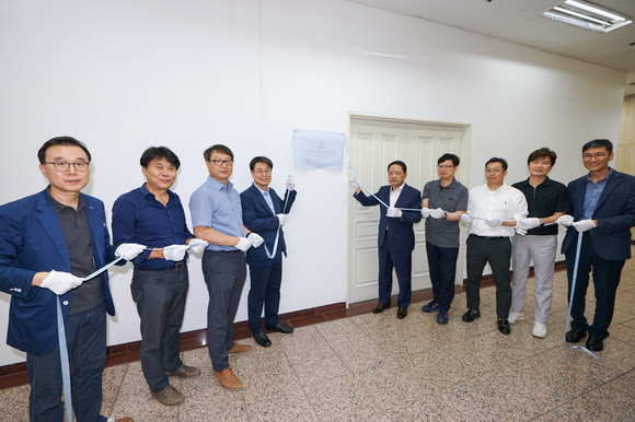 사무국 개소식과 현판식은 홍대선 KAJA 회장(사진 왼쪽 네번째)을 비롯한 협회 집행 임원, 김태년 한국자동차산업협회 운영위원장(사진 왼쪽에서 다섯번째) 및 임직원이 참석한 가운데 치러졌다. ⓒ 한국자동차기자협회