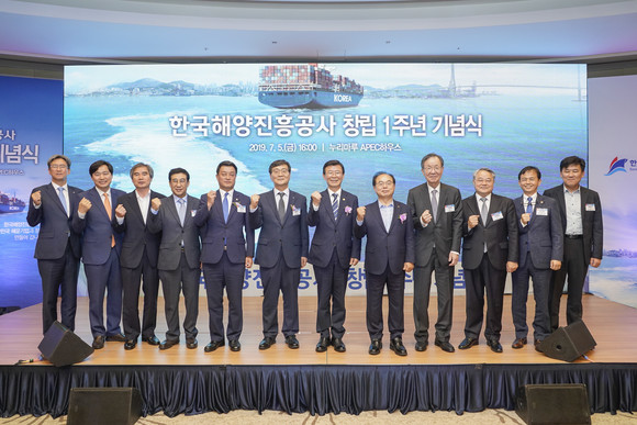 7월 5일 부산 해운대 누리마루에서 열린 한국해양진흥공사 창립기념식에 참석한 문성혁 해양수산부 장관, 오거돈 부산광역시장, 윤준호 국회의원, 황호선 한국해양진흥공사 사장 등이 기념촬영을 하는 모습. ⓒ 한국해양진흥공사