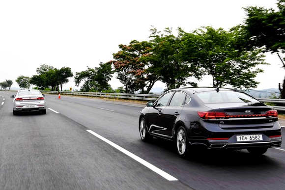 K7 프리미어의 외관은 담대하고 과감한 조형으로 완성된 고급스럽고 독창적인 디자인을 콘셉트로 꾸며졌다. ⓒ 기아자동차