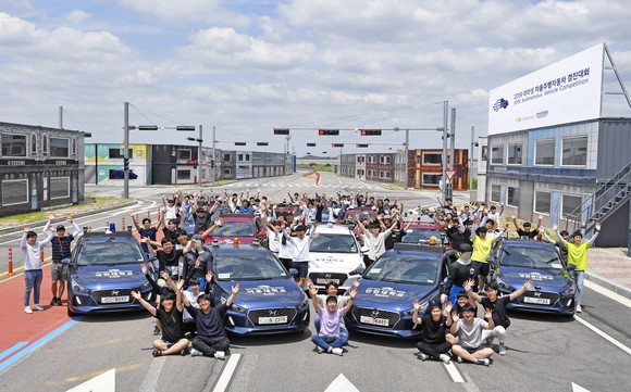 2019 대학생 자율주행자동차 경진대회 참가자들의 단체 사진. ⓒ 현대자동차그룹