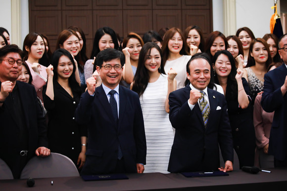 WMU 세계조직위원회와 제주국제대학교는 서울 중구 한국프레스센터에서 미스유니버시티 한국대회 본선 참가자들이 참석한 가운데 '제32회 월드미스유니버시티 2019 비전 선포식 및 WMU 협약식'을 가졌다. ⓒ WMU