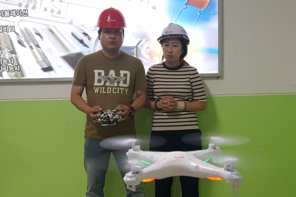 한양공고에 재직중인 선생님이 드론 전문기업 ㈜리포나 직원에게 드론 비행 실무수업을 받고 있다. ⓒ 프라임경제