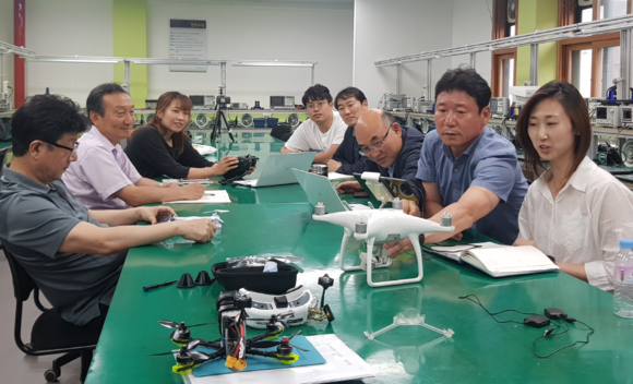 '2019 상반기 교원 산업용 드론 조립 제작 과정'에 참여한 한양공고에 재직 중인 교사들이 드론 전문기업 ㈜리포나에서 진행하는 드론 실무수업에 열중하고 있다. ⓒ 프라임경제
