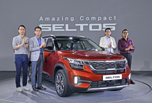 왼쪽부터 기아차 이동열 차장, 권혁호 부사장, 성동철 상무, 최홍석 책임연구원. ⓒ 기아자동차