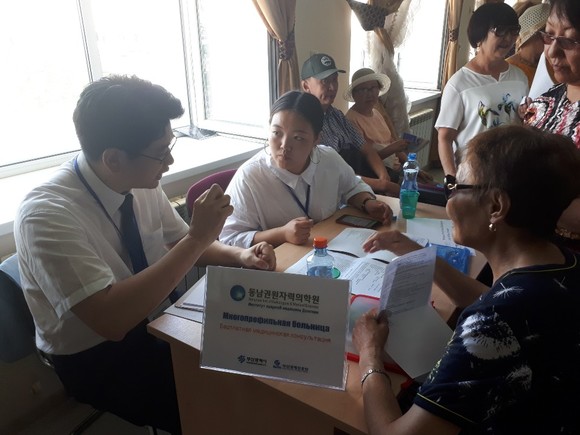 황상연 의학원 소화기내과 전문의는 러시아 사하공하국 야쿠츠크시에서 현지인을 상대로 무료 진료를 진행했다. ⓒ 동남권원자력의학원