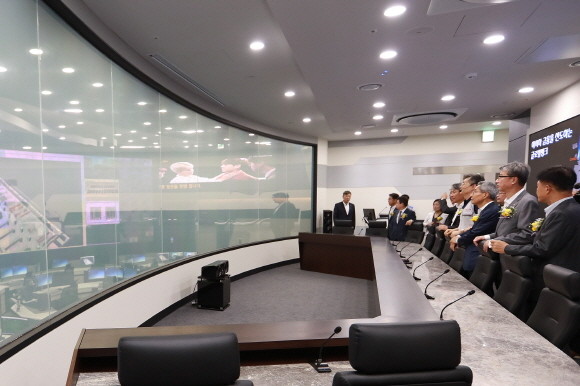 윤종규 KB금융지주 회장과 허인 KB국민은행장이 'KB 통합IT센터' 내 종합상황실을 둘러보고 있다. Ⓒ KB국민은행