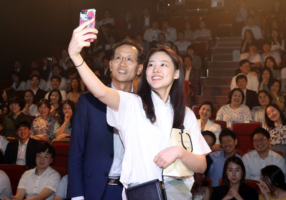 지성규 KEB하나은행장(왼쪽)이 행원들과의 대화시간에 깜짝 퀴즈를 맞힌 행원 요청으로 기념 셀카를 촬영하고 있다. Ⓒ KEB하나은행