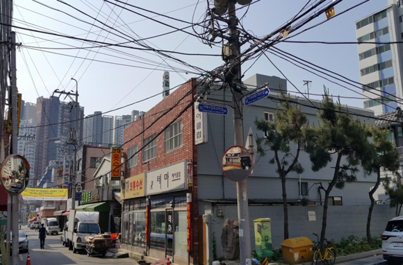 주택지역에 어지럽게 널린 전선들은 도심 미관을 저해할뿐 아니라 감전사고로 인해 시민들 안전 마저 위협하고 있다. ⓒ 부산시