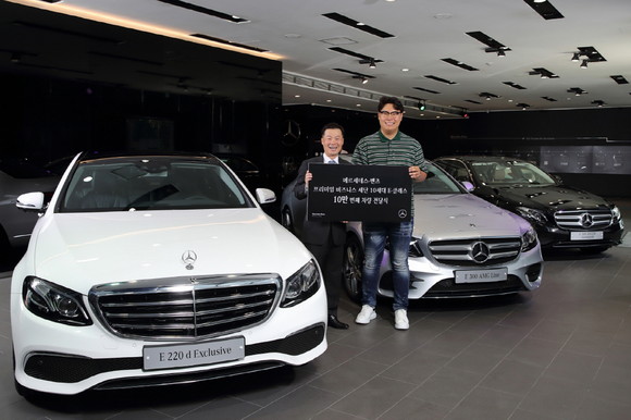 지난 19일 10만번째 차량이 고객에게 인도됐다. ⓒ 메르세데스-벤츠 코리아
