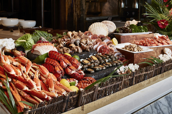 파라다이스호텔 부산 온더플레이트는 2주년 기념 씨푸드 & 바베큐(Seafood & BBQ) 프로모션을 내달 18일까지 선보인다. ⓒ 파라다이스호텔 부산