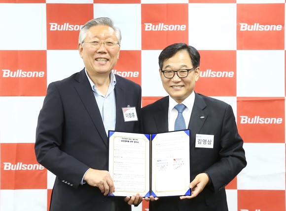 불스원 이창훈 대표(왼쪽)와 전자부품연구원 김영삼 원장이 자동차용 소재·부품 분야 기술 공동 기획 및 개발을 위한 업무협약 체결 후 기념촬영을 하고 있다. ⓒ 불스원