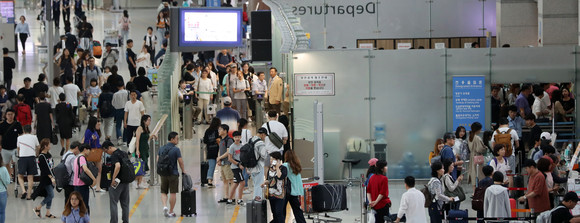 인천국제공항 제1터미널 출국장이 휴가철 해외여행객 등으로 붐비고 있는 모습. ⓒ 연합뉴스