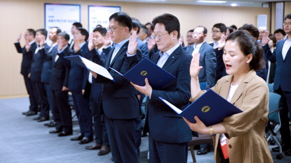 지난 26일 우리카드 광화문 본사에서 진행된 '직장 내 괴롭힘 근절 서약식'에서 우리카드 임직원 대표가 선언문을 낭독하고 있다. ⓒ 우리카드