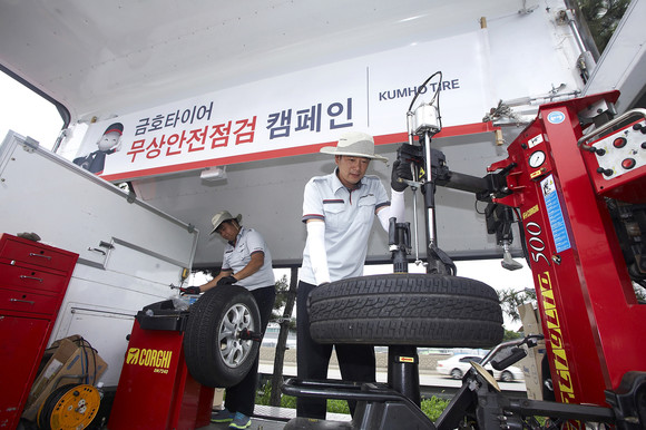 금호타이어가 8월1일부터 3일간 전국 주요 고속도로 휴게소에서 타이어 무상점검 서비스 및 안전운행 캠페인을 실시한다. ⓒ 금호타이어