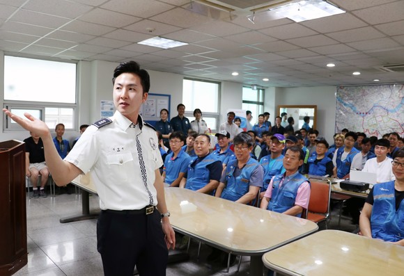 서울지방경찰청 교통안전계 신영빈 경장이 택배기사들을 대상으로 교통법규, 안전운전 수칙 등에 대한 교육을 진행하고 있다. ⓒ CJ대한통운